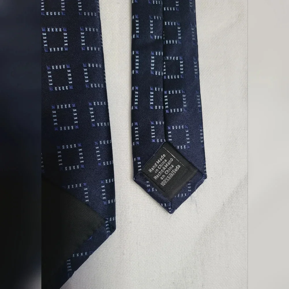 Geoffrey Beene Preppy Navy Blue 100% Silk Geometric Stain Resistant‎ Career Tie